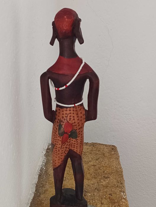 Escultura de mulher africana