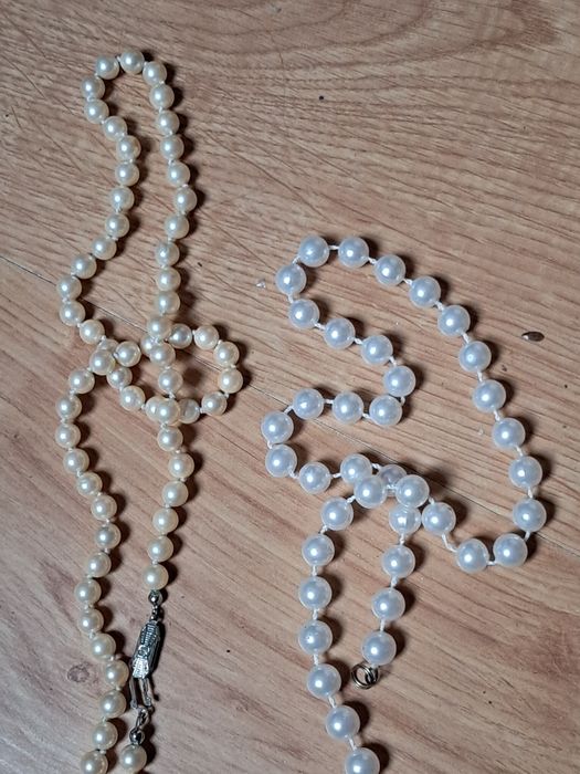 Dwa naszyjniki z pereł