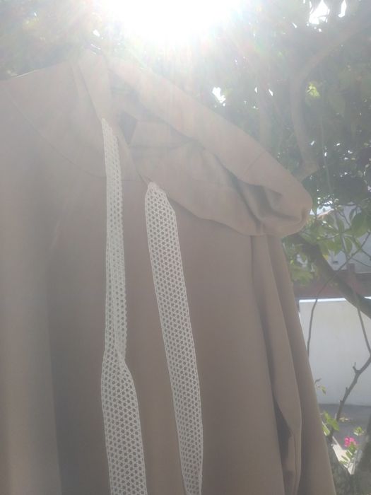 Vestido com capuz com a bainha com renda e em volta do pescoço também