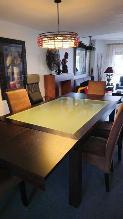 Mesa de sala em madeira maciça com tampo de vidro