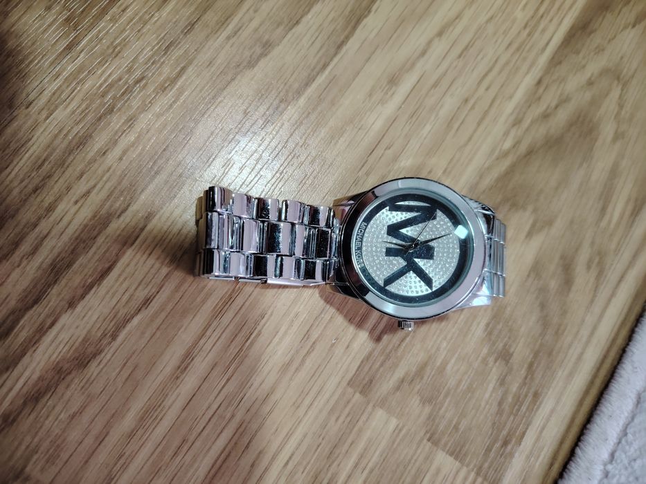 Relógio analógico da Michael Kors prateado como novo.