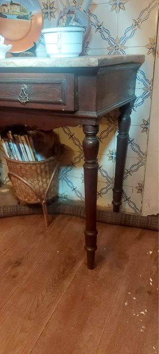 Mesa Antiga com Mármore