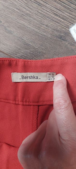Spodnie damskie z szerokimi nogawkami Bershka 34