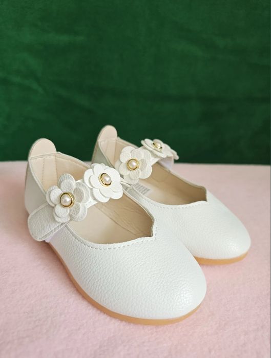 Туфлі молочного кольору для дівчинки