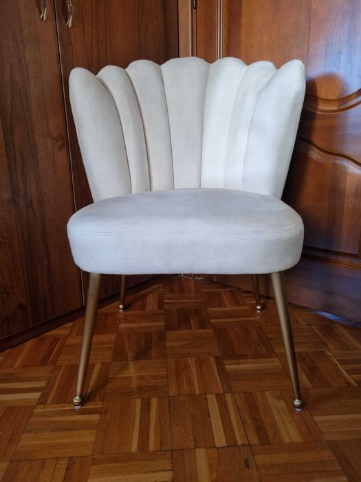 Atreve Krzesło w kształcie muszelki Bolonia białe