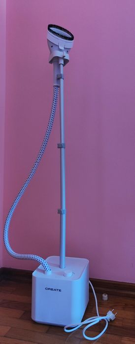 Ferro de engomar de vapor vertical com base