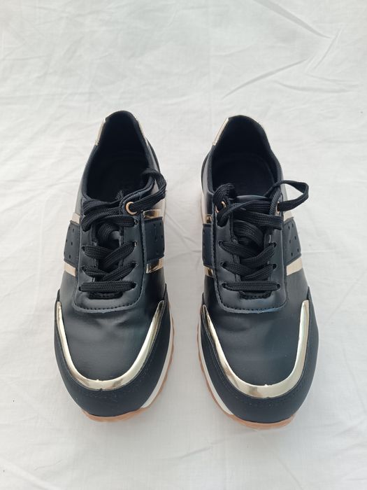 Tennis preto e dourado