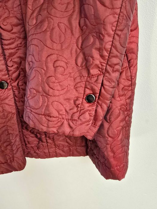 Miedzianoczerwona połyskująca kurtka przejściowa