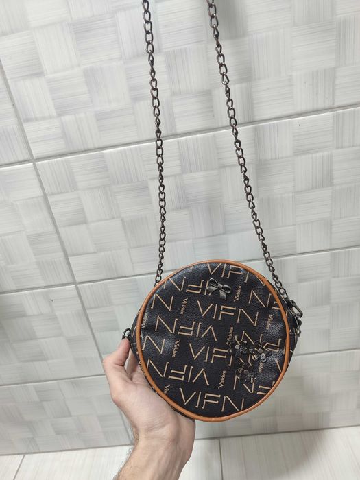 маленькая круглая сумка-мессенджер с монограммой и цепочкой