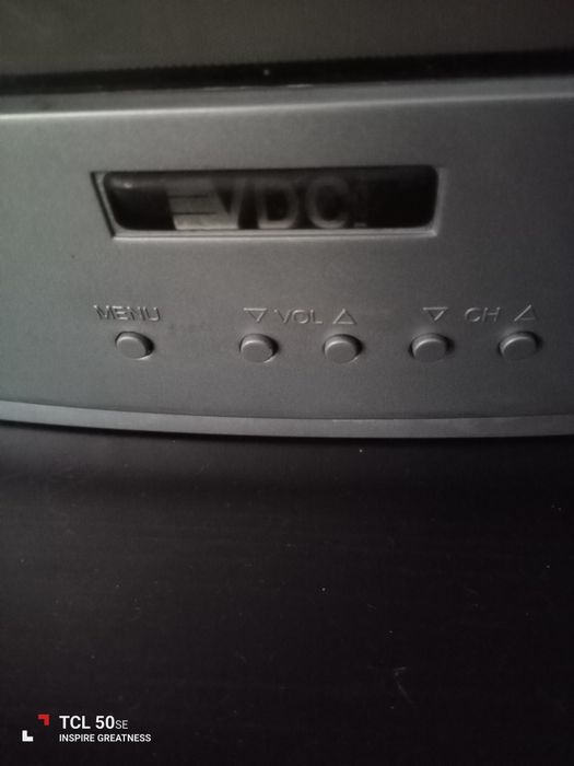Televisão pequena em bom estado e a funcionar.