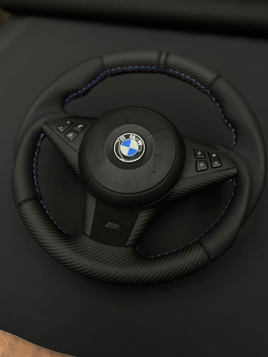 Apresentamos  volante BMW E 60  estofado em pele perfurada e carbono,