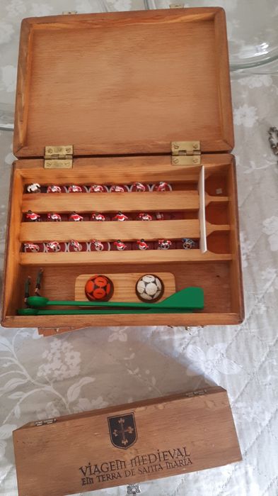 Caixa com mini futebol
