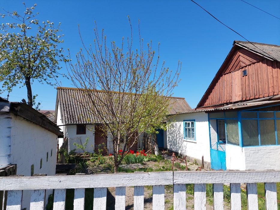 Продається половина будинку не далеко аід центру міста.
