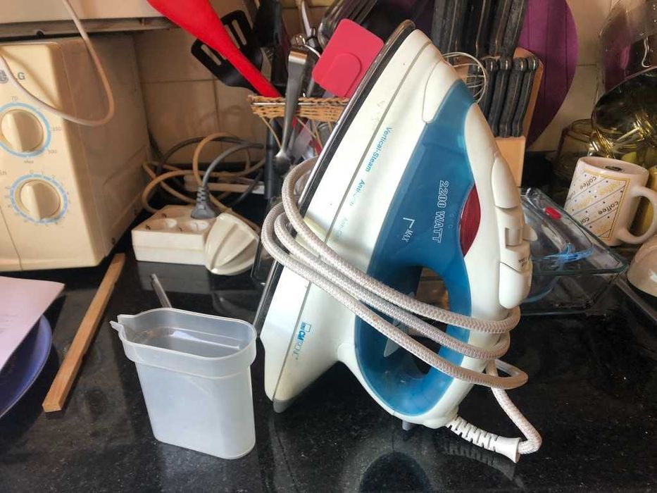 ferro de engomar roupa branco e azul