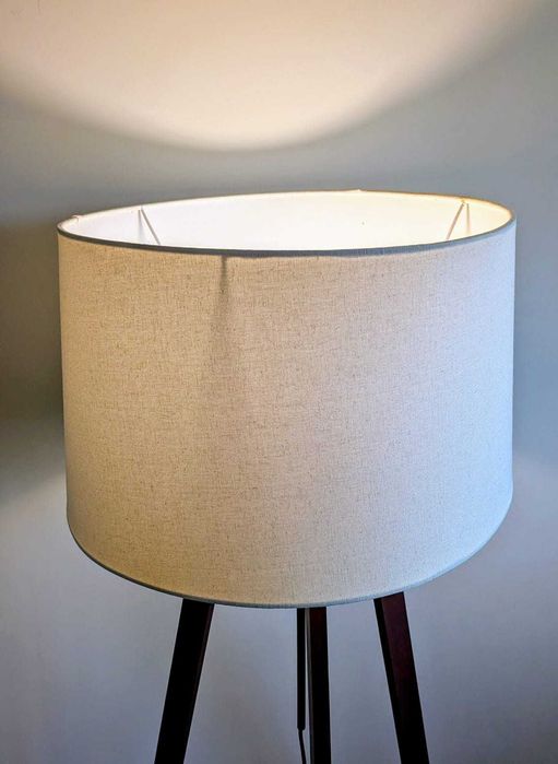 Candeeiro de pé Hôma moderno, cúpula grande, impecável! Só 39€