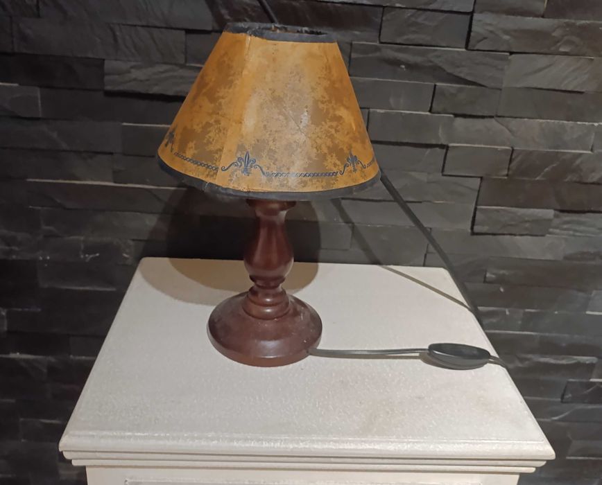 Candeeiro mesa, madeira,  muito antigo, com abat-jour Origem Itália64739901896323124