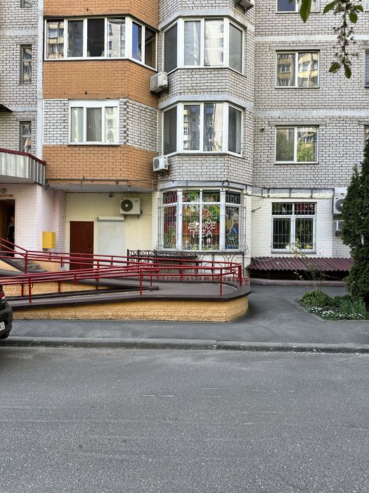 Оренда приміщення 112 м під все Ахматовой 35-А Фасад 2 входи Терміново