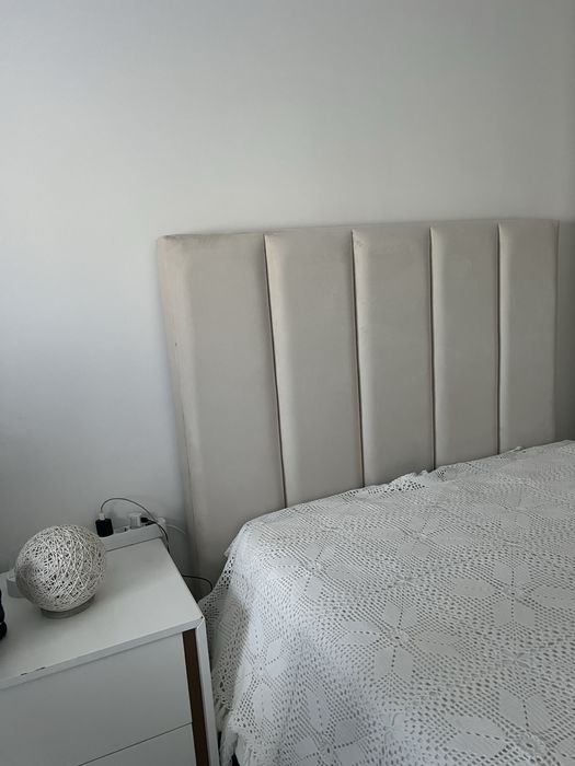 Cama + colchao + mesa de cabeceira