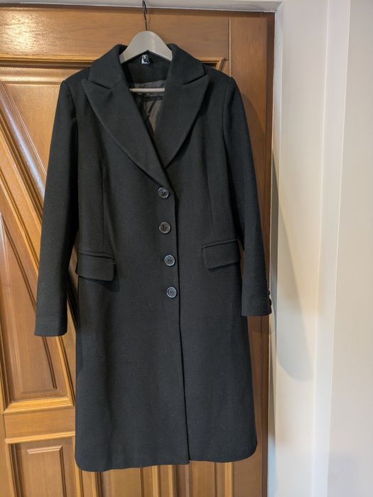 Czarny, elegancki płaszcz.