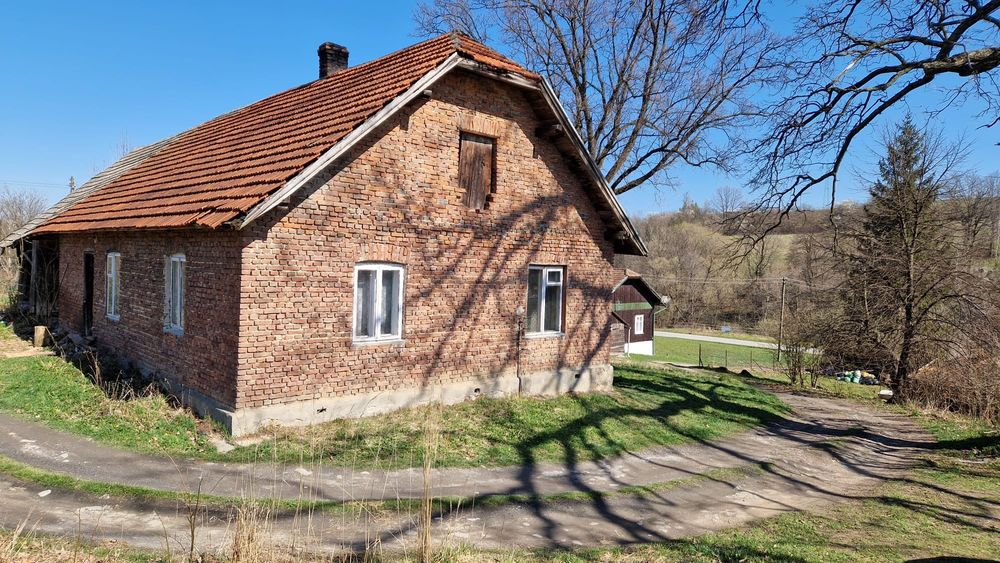 Murowany dom z cegły na 12-arowej działce z mediami – Zahutyń k. Sanoka