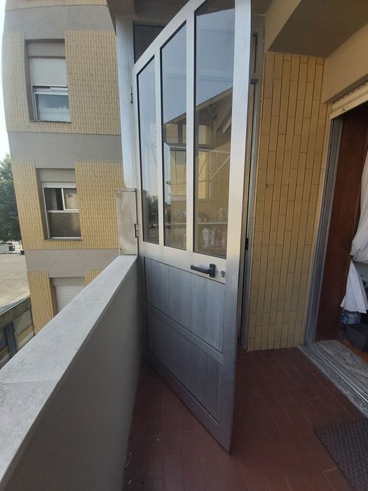 45€- 2a baixa Para libertar espaço Vendo porta de alumínio