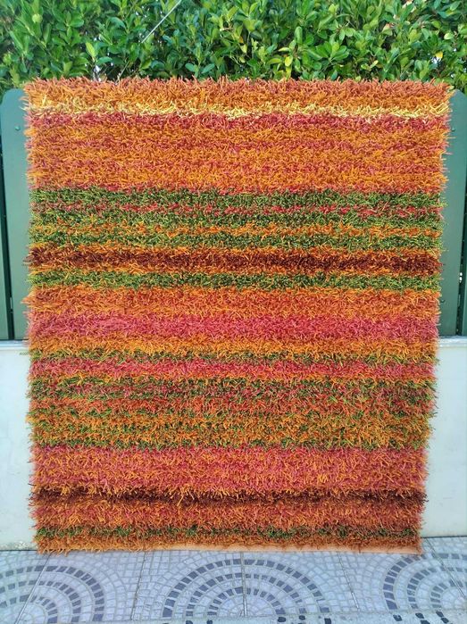 Carpete vermelha em ótimo estado e outra laranja verde e castanho