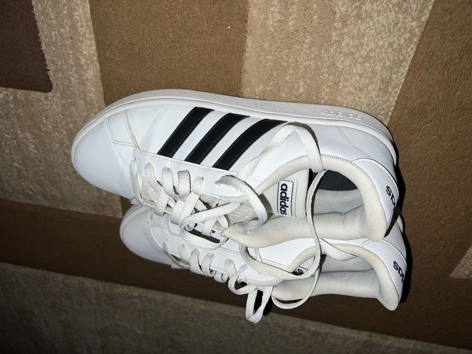 Кросівки Adidas.