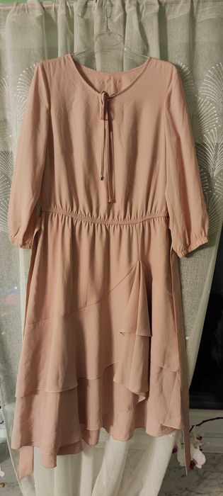 Sukienka z falbanką z paskiem