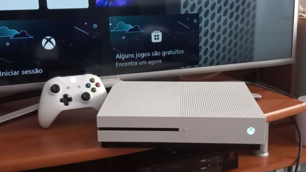 XBOX one S com comando funciona sem proble..tem wifi e youtube