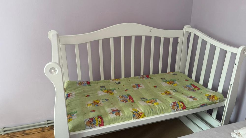 Дитяче ліжечко з матрацом