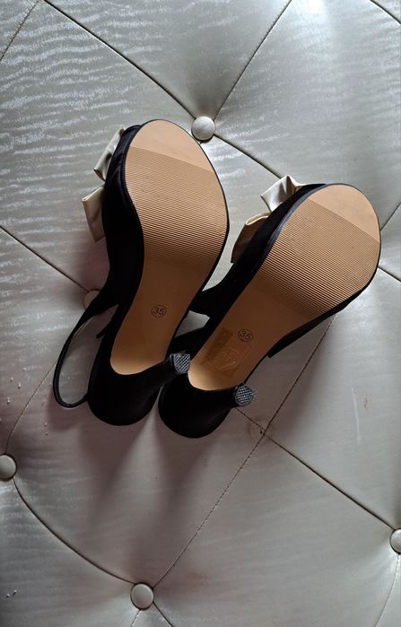 Sandálias pretas e creme