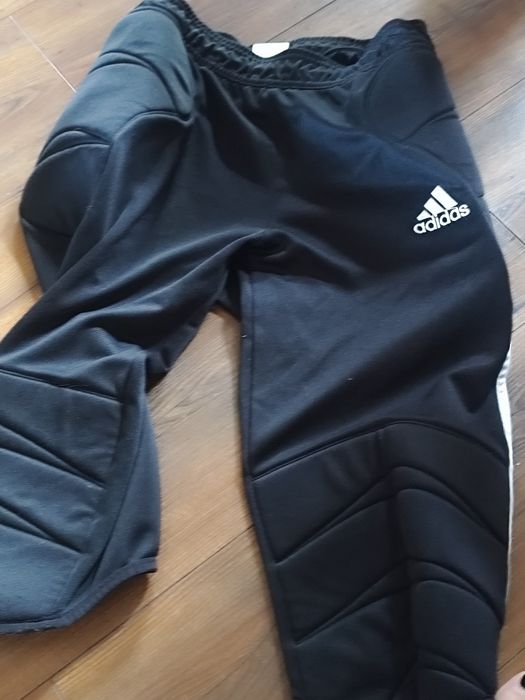 Dwie pary Adidas spodnie bramkarskie  S młodzieżowe i spodenki czarne
