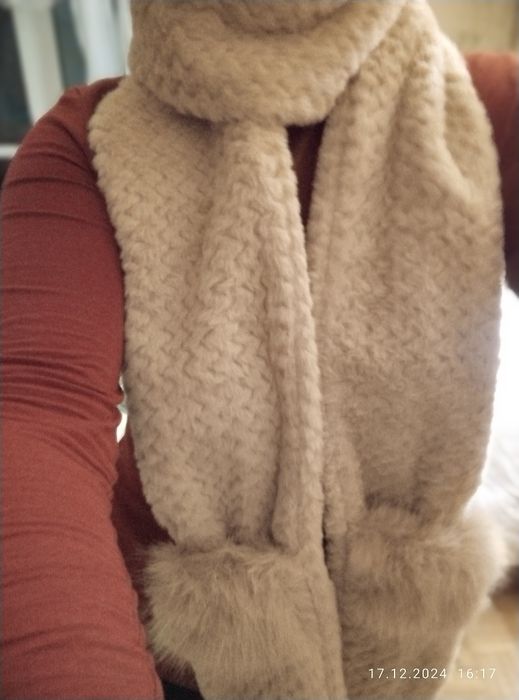 Czapka z szalem i schowkiem na ręce