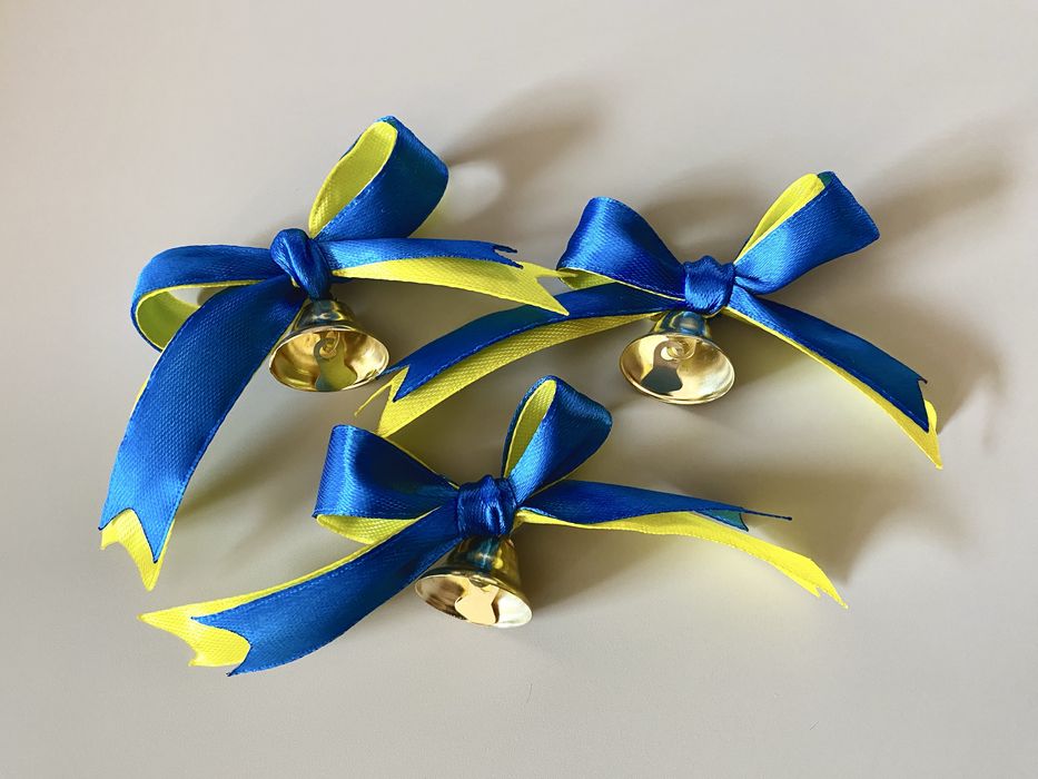 дзвіночок з синьо-жовтою стрічкою на булавці колокольчик на ленточке