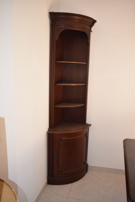 Cantoneira alta em madeira