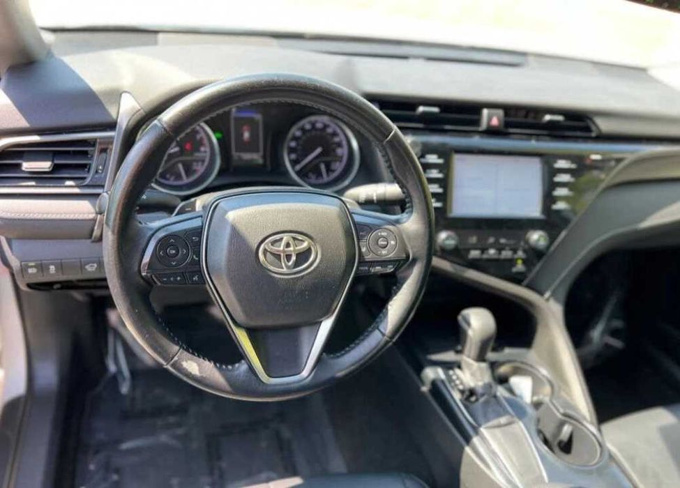 Toyota Camry 2019 року