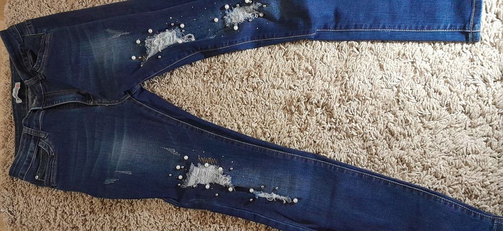 Calças azuis escuras com perolas