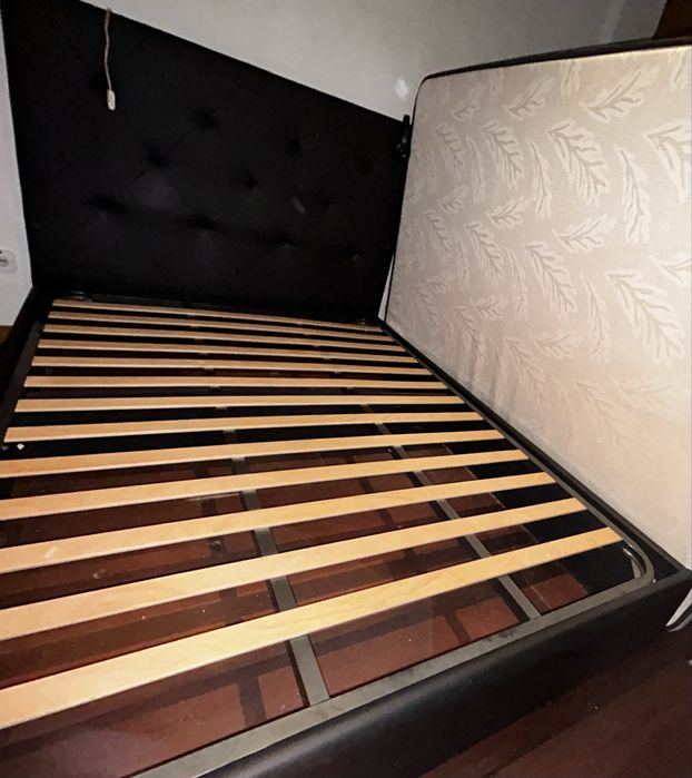 Cama de casal preta