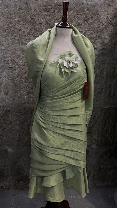 Vestido de alta costura com encharpe (feito à mão)