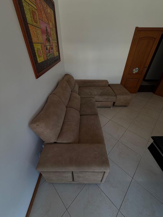 Sofá Moderno com Chaise Longue + Bancos de Apoio