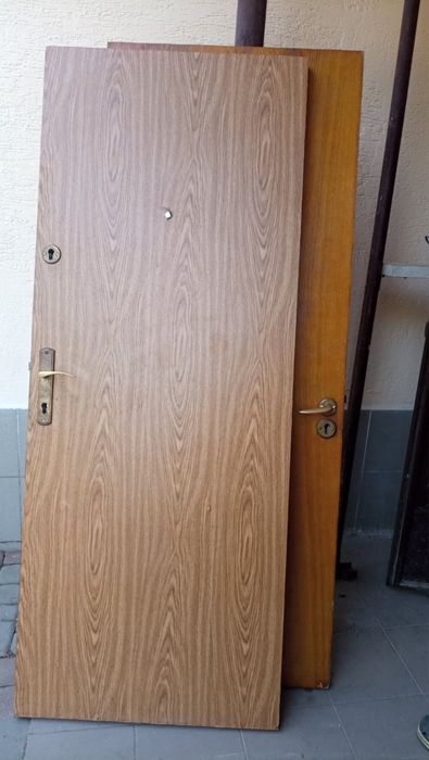 Продам вхідні деревяні двері (подвійні)
