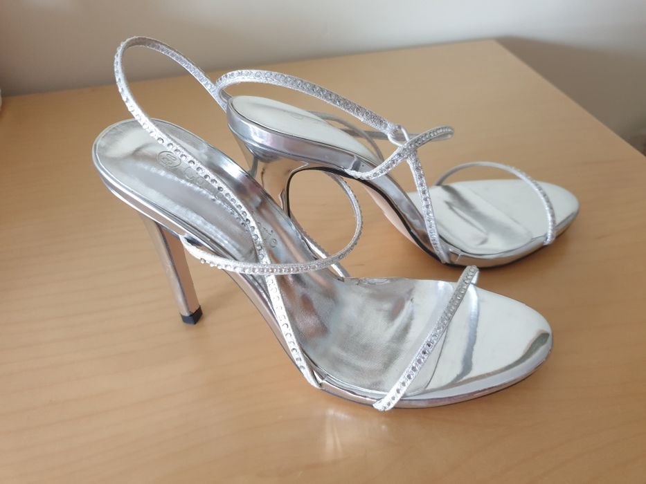 Sandálias de gala com brilhantes - Novas