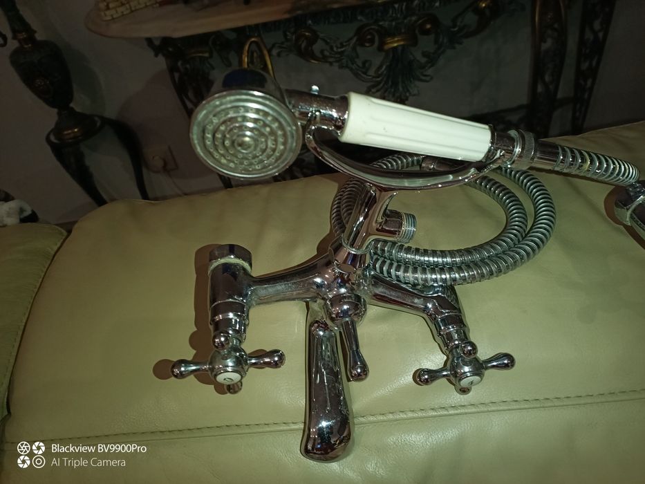 Duas torneiras usadas mas como novas maravilhosas demais