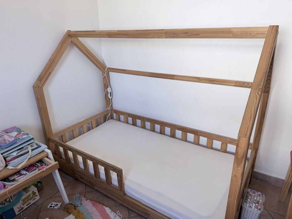 Cama criança madeira maciça  (com estrado e colchão)