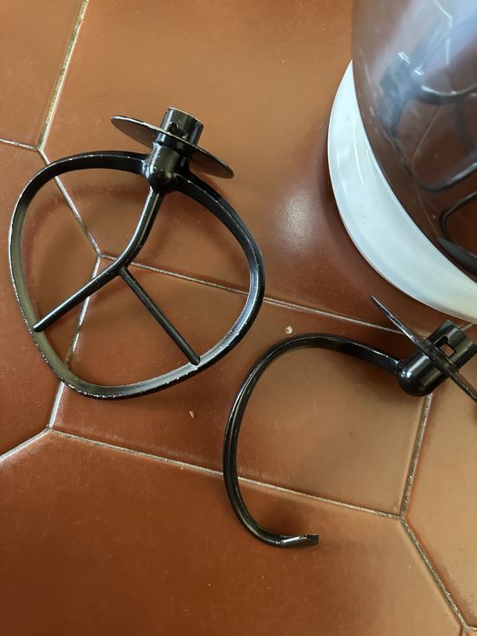 Batedeira Tristar com tigela inox e 3 acessórios (batedor, gancho e pá).