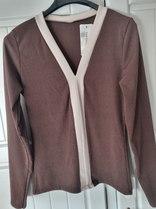 Blusa em malha castanha canelada com risca bege. S/M