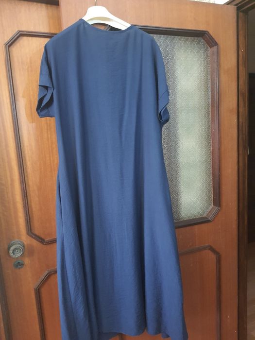 Vestido solto com bolsos