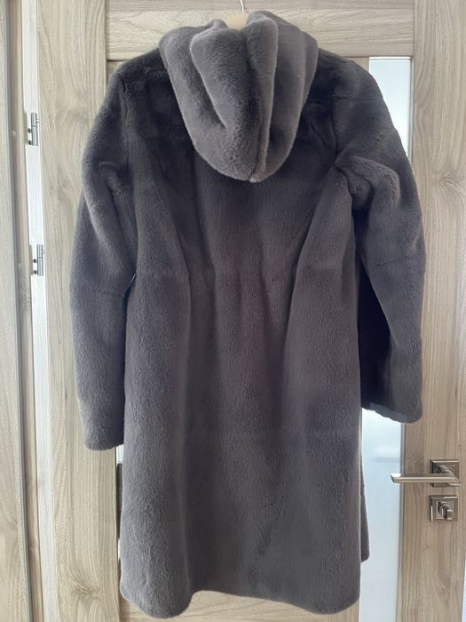 Продам пальто з еко-хутра.Ціна договірна