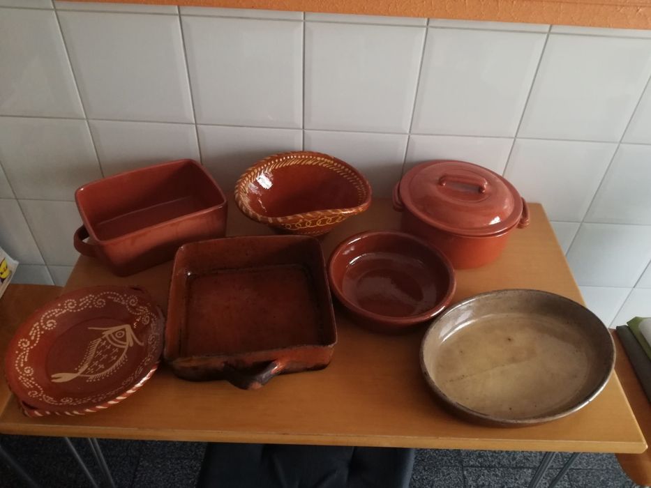 Lote de 7 peças de loiça em barro vidrado (ou separadamente)