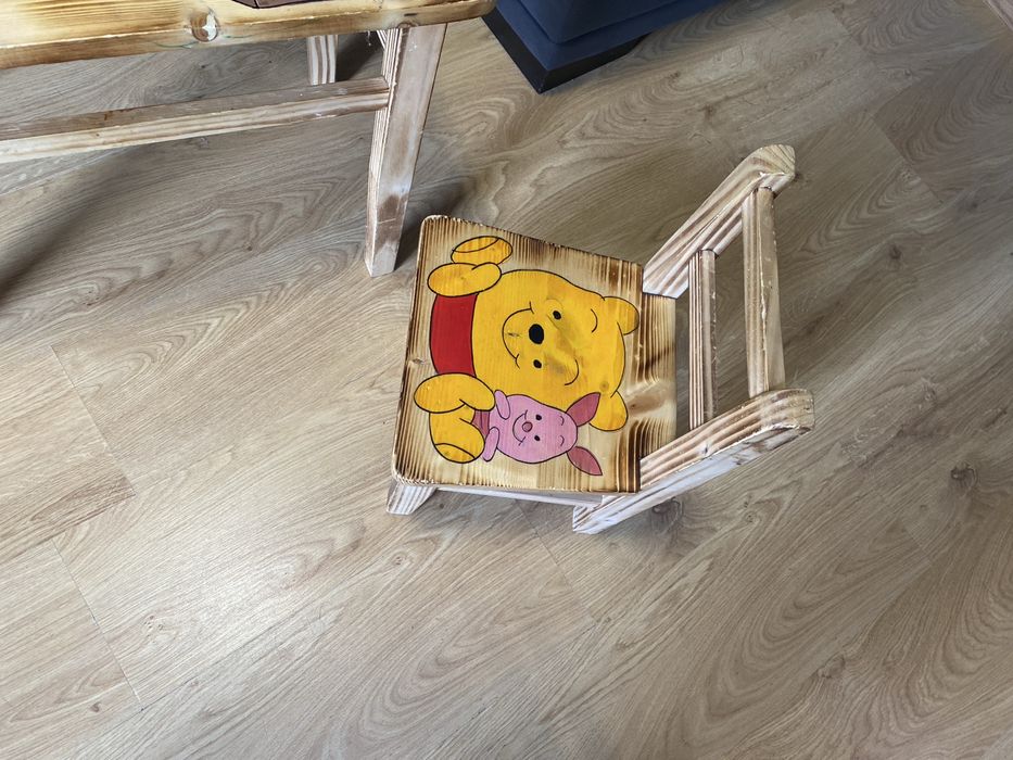 Stolik dziecięcy z krzesełkiem.